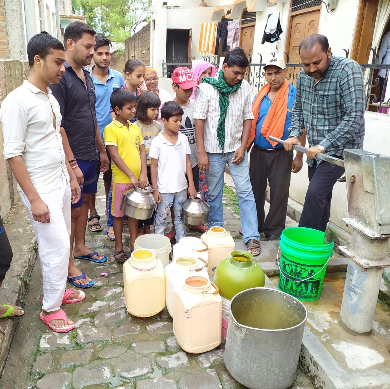 हैंडपंप से पानी भरने को लगी लोगों की भीड़ हैंडपंप से पानी भरने को लगी लोगों की भीड़