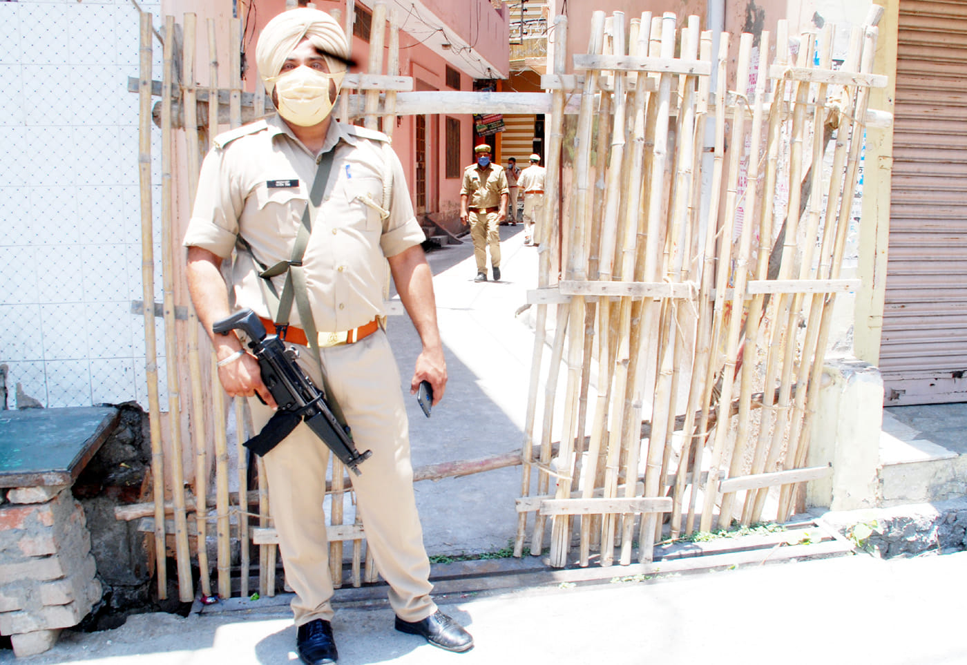 शामली में हॉटस्पॉट सेंटर पर तैनात पुलिसकर्मी शामली में हॉटस्पॉट सेंटर पर तैनात पुलिसकर्मी