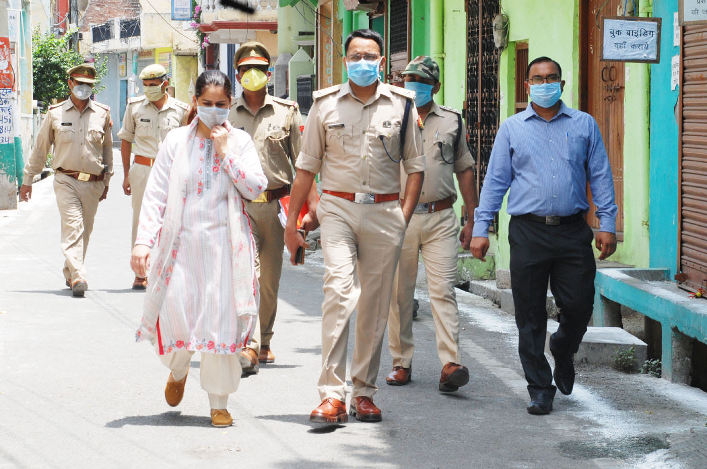 शामली मोहल्ला पटेल नगर स्टेट हॉटस्पॉट सेंटर का निरीक्षण करने के लिए जाते डीएम एसपी शामली मोहल्ला पटेल नगर स्टेट हॉटस्पॉट सेंटर का निरीक्षण करने के लिए जाते डीएम एसपी