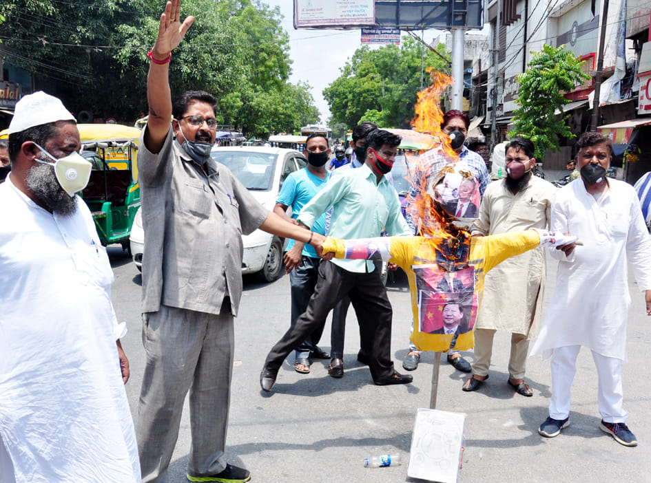 देहरादून चौक पर चीन का पुतला फुंकते उप्र व्यापारी उद्योग बंधु व्यापार मंडल के व्यापारी