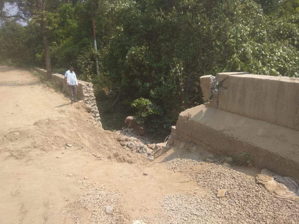 लालढांग मार्ग पर डंपरों द्वारा तोड़ी गई चमरिया पुल की दीवार और एप्रोच रोड। लालढांग मार्ग पर डंपरों द्वारा तोड़ी गई चमरिया पुल की दीवार और एप्रोच रोड।