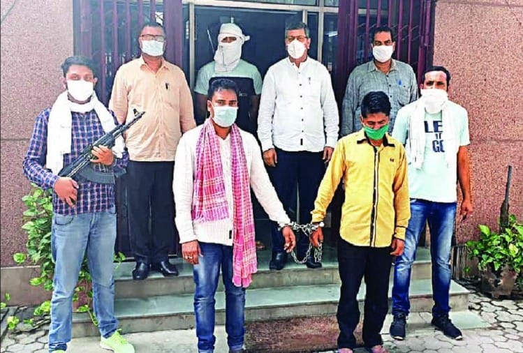 गिरफ्त में आरोपी