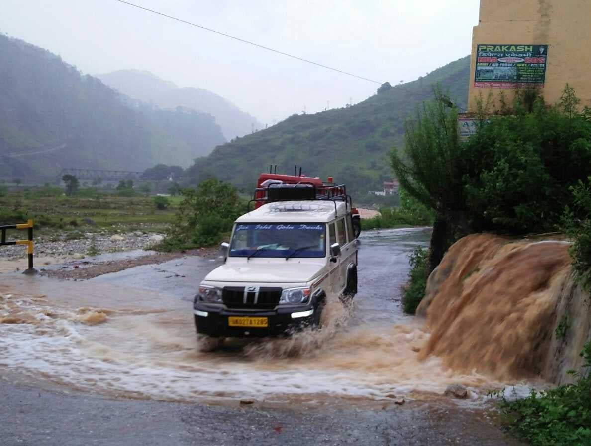 बागेश्वर के बिलौना सड़क पर फायर स्टेशन के पास उफान पर आया नामा। बागेश्वर के बिलौना सड़क पर फायर स्टेशन के पास उफान पर आया नामा।