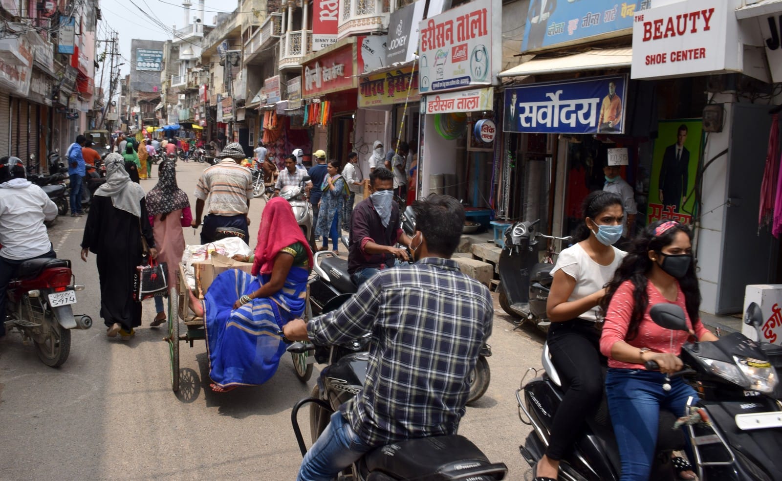 शहर के चौक क्षेत्र में सड़क के पूरब पटरी की खुली दुकानें पश्चिम पटरी की बंद। शहर के चौक क्षेत्र में सड़क के पूरब पटरी की खुली दुकानें पश्चिम पटरी की बंद।