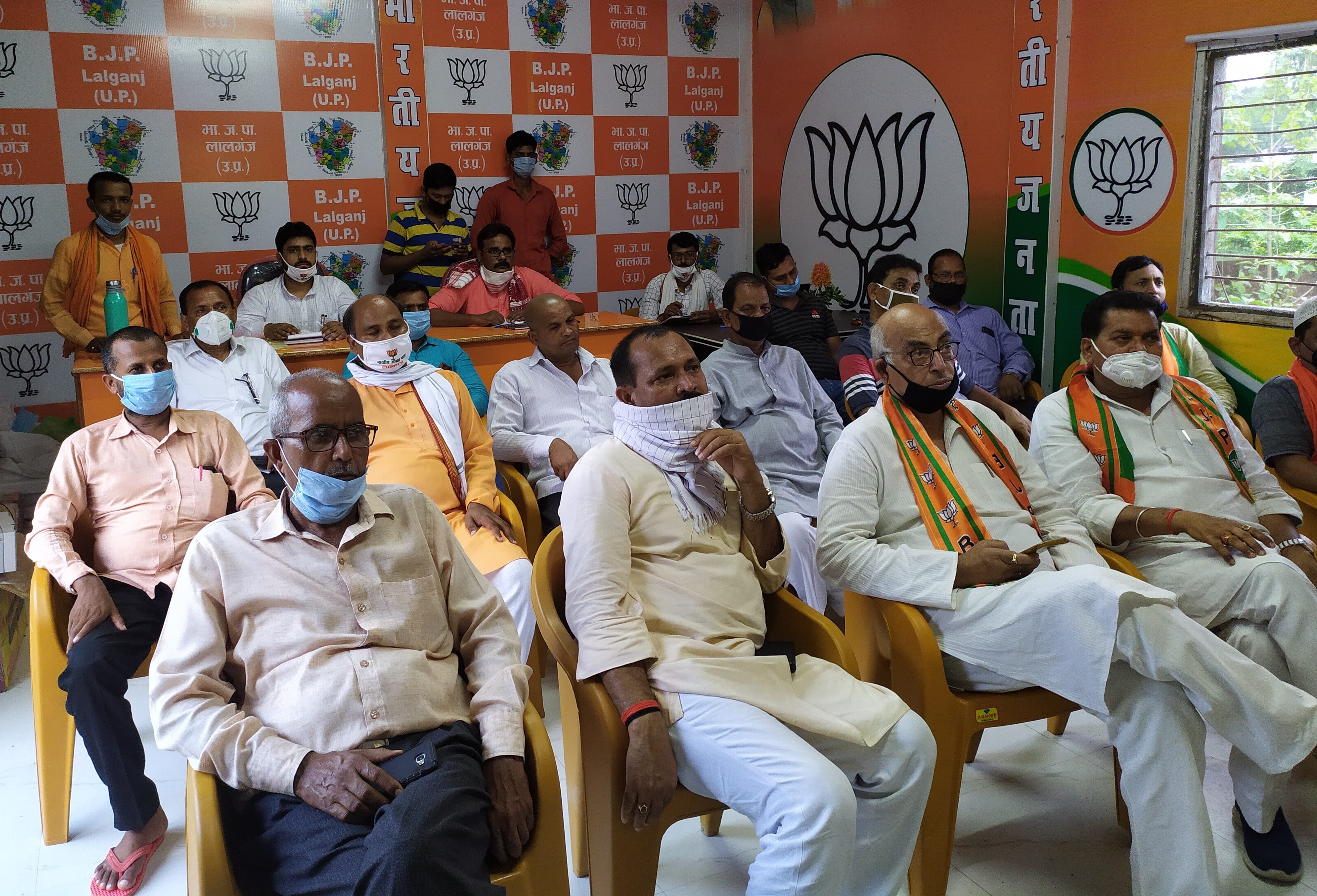 निजामाबाद स्थित कैम्प कार्यालय पर ऑनलाइन भाजपा की वर्चुअल रैली से जुड़े कार्यकर्ता।