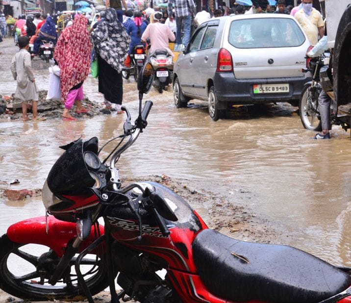 रुडकी रोड पर टूटी सडक में धसीं बाईक। रुडकी रोड पर टूटी सडक में धसीं बाईक।
