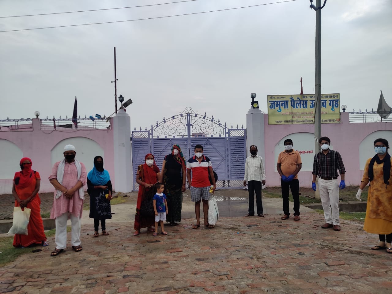 जमुना पैलेस से मरीजों को विदाई देते डॉ विवेक गुप्ता जमुना पैलेस से मरीजों को विदाई देते डॉ विवेक गुप्ता