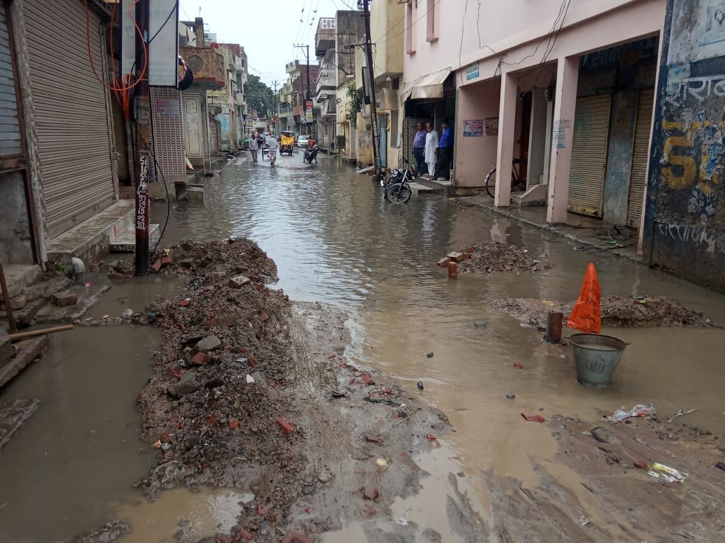 लद्दावाला रोड पर बारिश से हुआ जलभराव। लद्दावाला रोड पर बारिश से हुआ जलभराव।