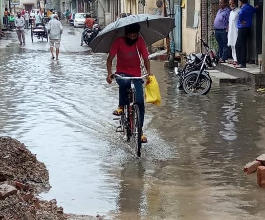 लद्दावाला रोड पर जलभराव से गुजरता साईकिल सवार। लद्दावाला रोड पर जलभराव से गुजरता साईकिल सवार।