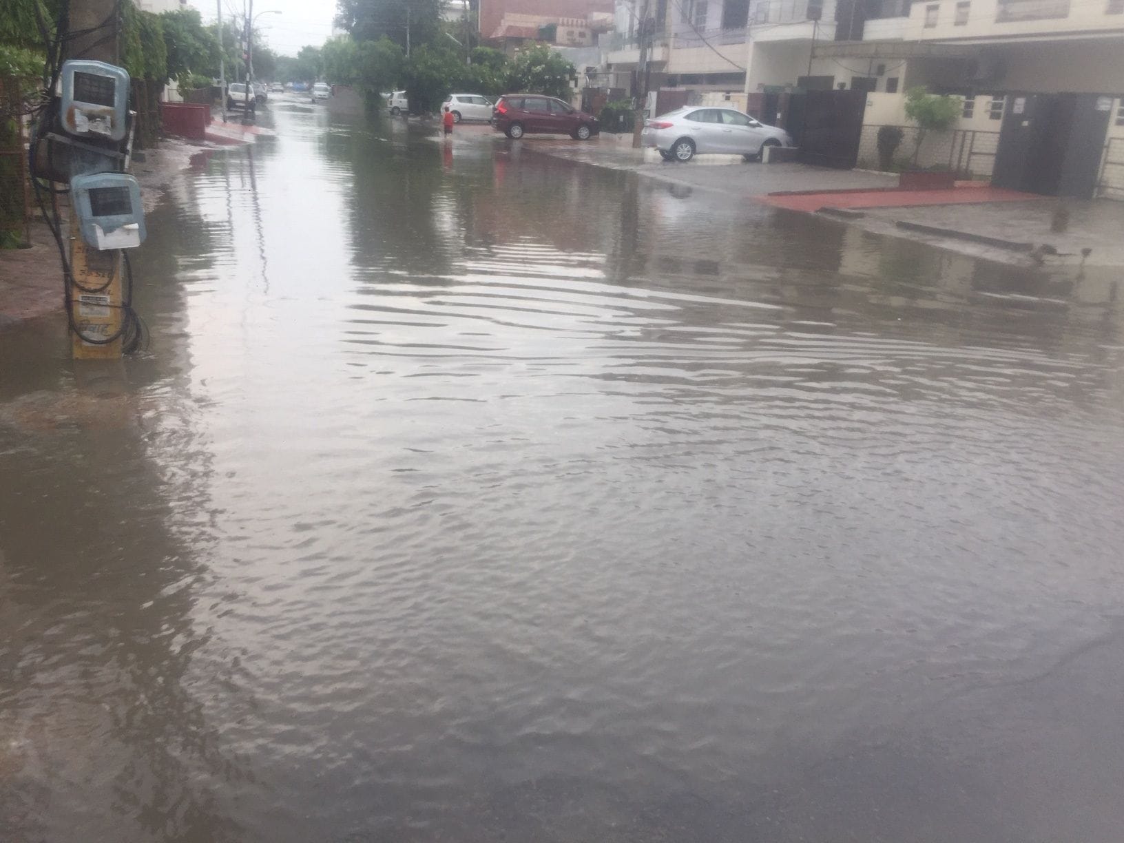 सोनीपत के सेक्टर-14 में कम्यूनिटी सेंटर रोड पर भरा पानी सोनीपत के सेक्टर-14 में कम्यूनिटी सेंटर रोड पर भरा पानी