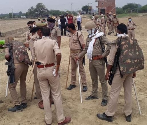 अलीगंज के थाना नया गांव में बुधवार को हुई फायरिंग की घटना के बाद गांव में तैनात पुलिस । संवाद