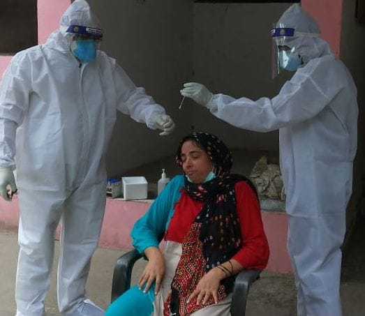 हस्तिनापुर सीएचसी में महिला का सैंपल लेती टीम। हस्तिनापुर सीएचसी में महिला का सैंपल लेती टीम।