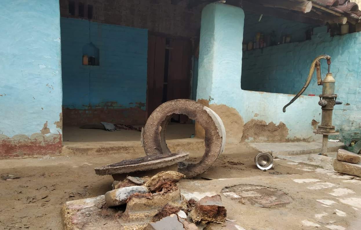परम पट्टी गांव में इस घर में हुई घटना व टूटा पड़ा चूल्हा। फोटो-संवाद न्यूज एजेंसी परम पट्टी गांव में इस घर में हुई घटना व टूटा पड़ा चूल्हा। फोटो-संवाद न्यूज एजेंसी