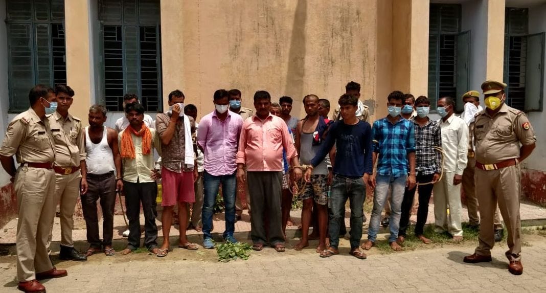  पुलिस की गिरफ्त में आरोपी। संवाद