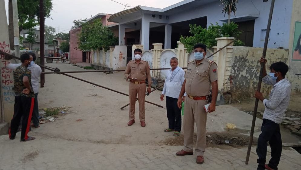 कोरोना पॉजीटिव केस मिलने पर गांव के रास्तों को बंद कराती पुलिस। कोरोना पॉजीटिव केस मिलने पर गांव के रास्तों को बंद कराती पुलिस।