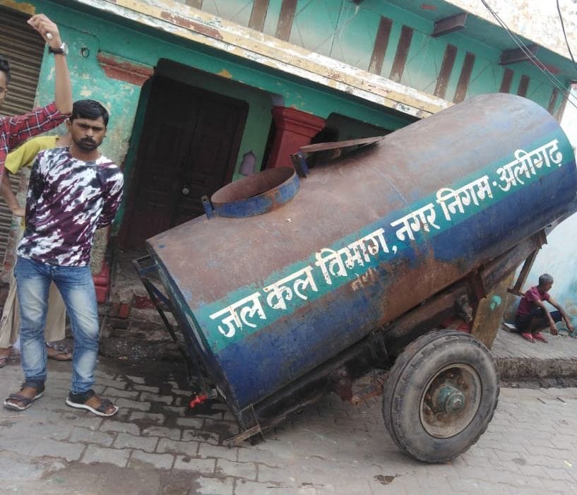 नगर निगम का टैंकर, जिसमें गदंगी मिली। नगर निगम का टैंकर, जिसमें गदंगी मिली।