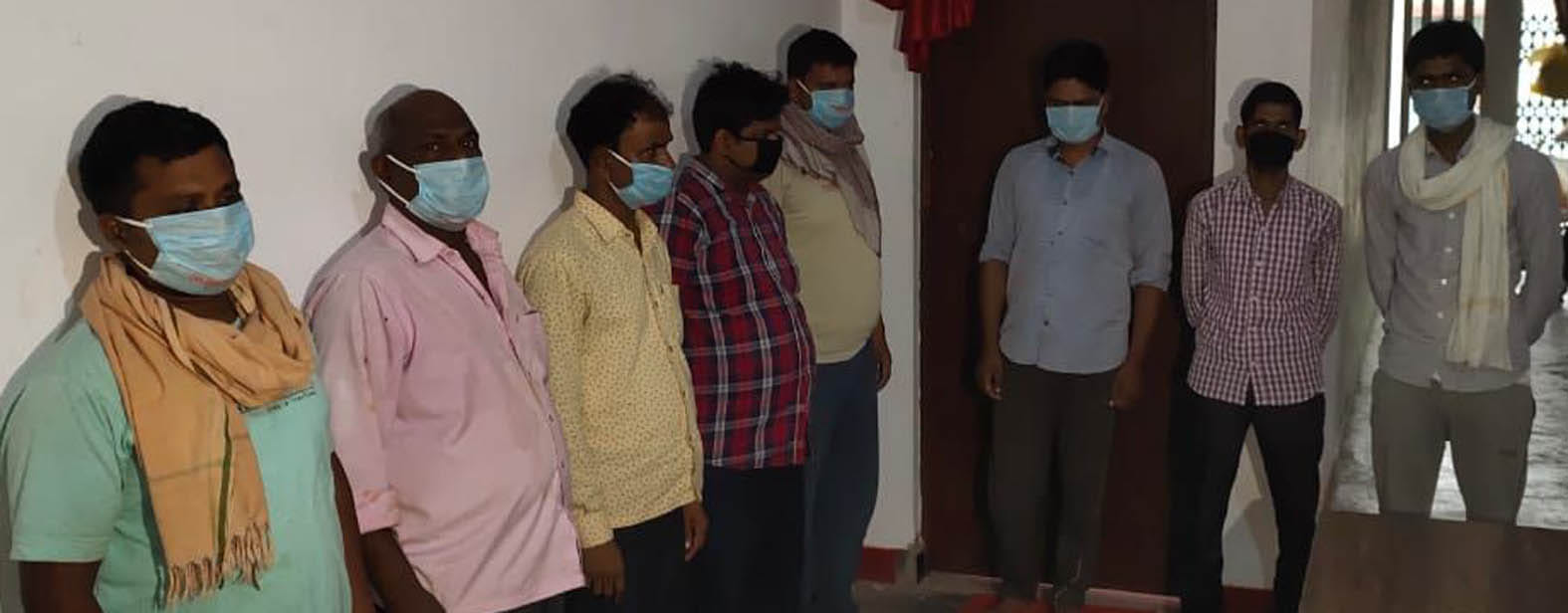 चिल्ला बैरियर में एंटी करप्शन टीम द्वारा पूछताछ के लिए थाने लाए गए लोग। चिल्ला बैरियर में एंटी करप्शन टीम द्वारा पूछताछ के लिए थाने लाए गए लोग।