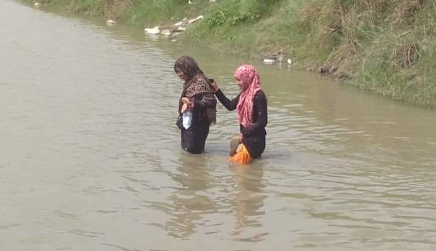 सैदनगर क्षेत्र के लालपुर में कोसी नदी पार करते राहगीर।फोटो-संवाद न्यूज एजेंसी सैदनगर क्षेत्र के लालपुर में कोसी नदी पार करते राहगीर।फोटो-संवाद न्यूज एजेंसी