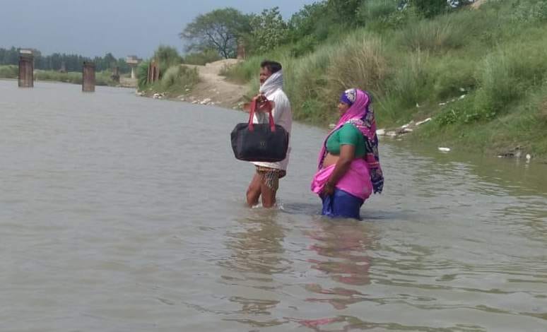 सैदनगर क्षेत्र के लालपुर में कोसी नदी पार करते राहगीर।फोटो-संवाद न्यूज एजेंसी सैदनगर क्षेत्र के लालपुर में कोसी नदी पार करते राहगीर।फोटो-संवाद न्यूज एजेंसी