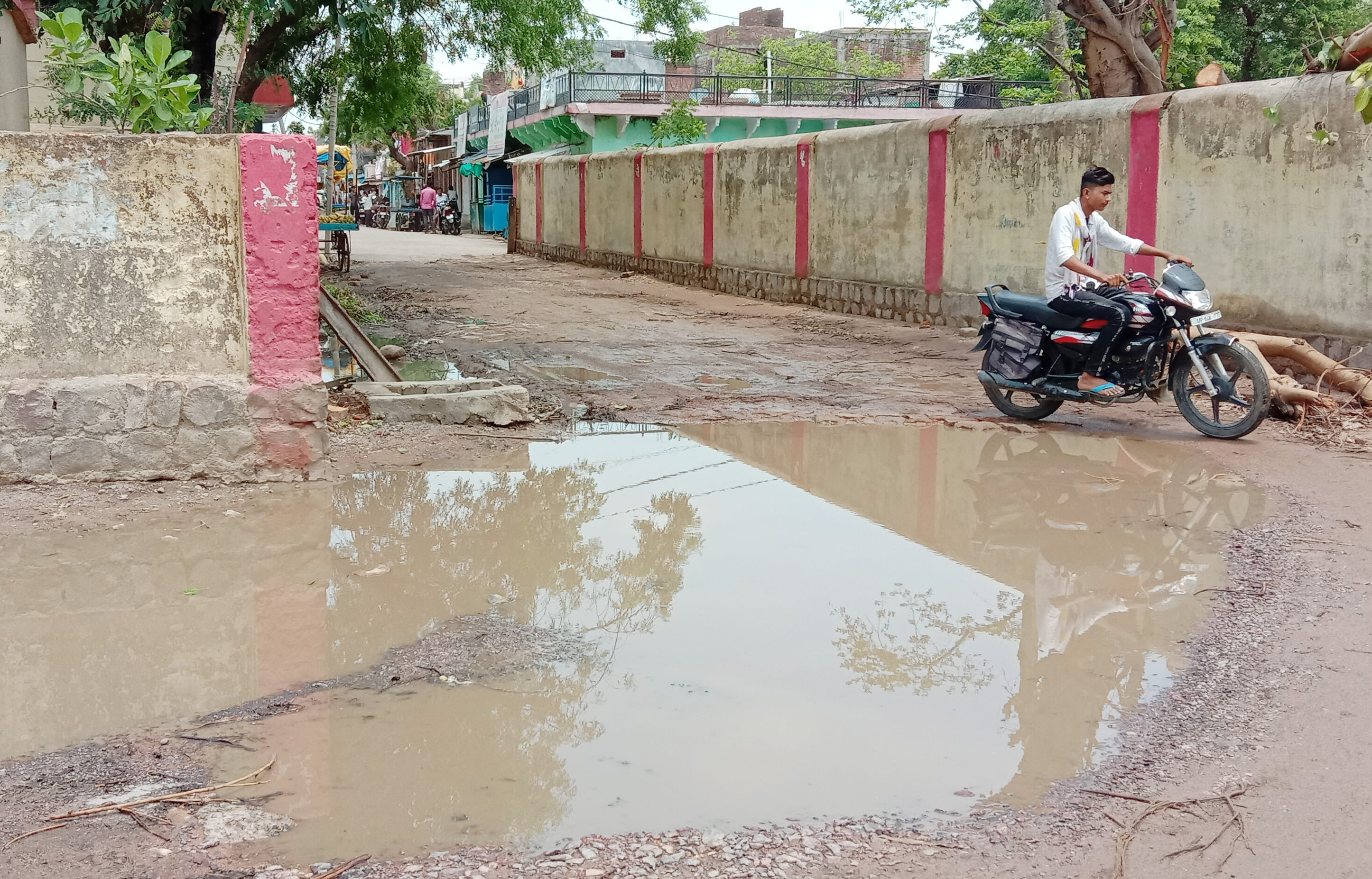 नेहरू नगर की सड़क के गड्ढों में भरा पानी