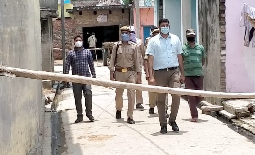अफजलगढ़ के गांव भागीजोत हॉटस्पॉट का निरीक्षण करते एसडीएम धीरेन्द्र सिंह। अफजलगढ़ के गांव भागीजोत हॉटस्पॉट का निरीक्षण करते एसडीएम धीरेन्द्र सिंह।