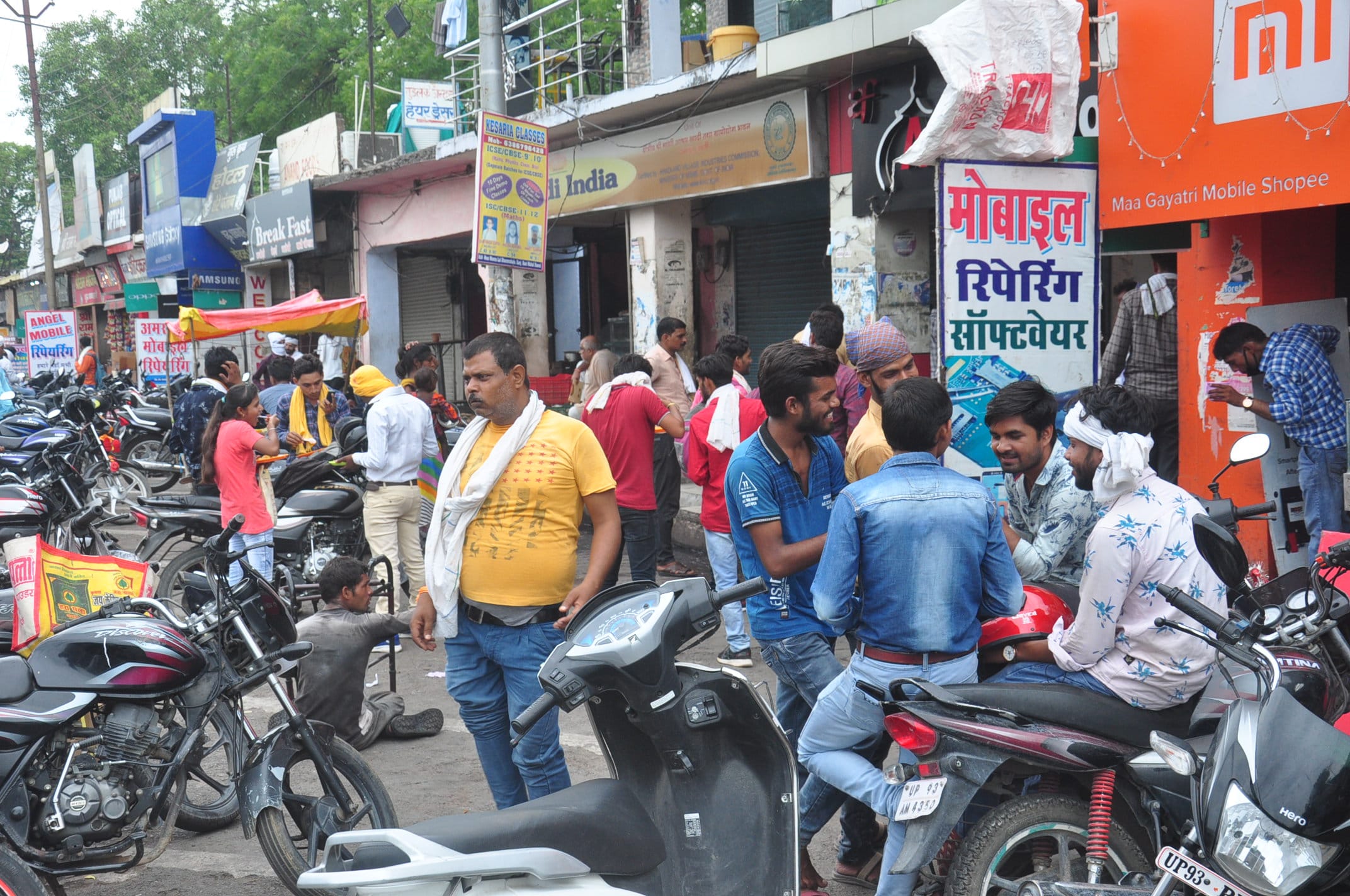 नगर में दिन पर दिन कोरोना के मरीज बढ़ते जा रहे हैं कुछ लोगों की मौतें भी हो रही हैं । फिर भी लोग इस म? नगर में दिन पर दिन कोरोना के मरीज बढ़ते जा रहे हैं कुछ लोगों की मौतें भी हो रही हैं । फिर भी लोग इस म?