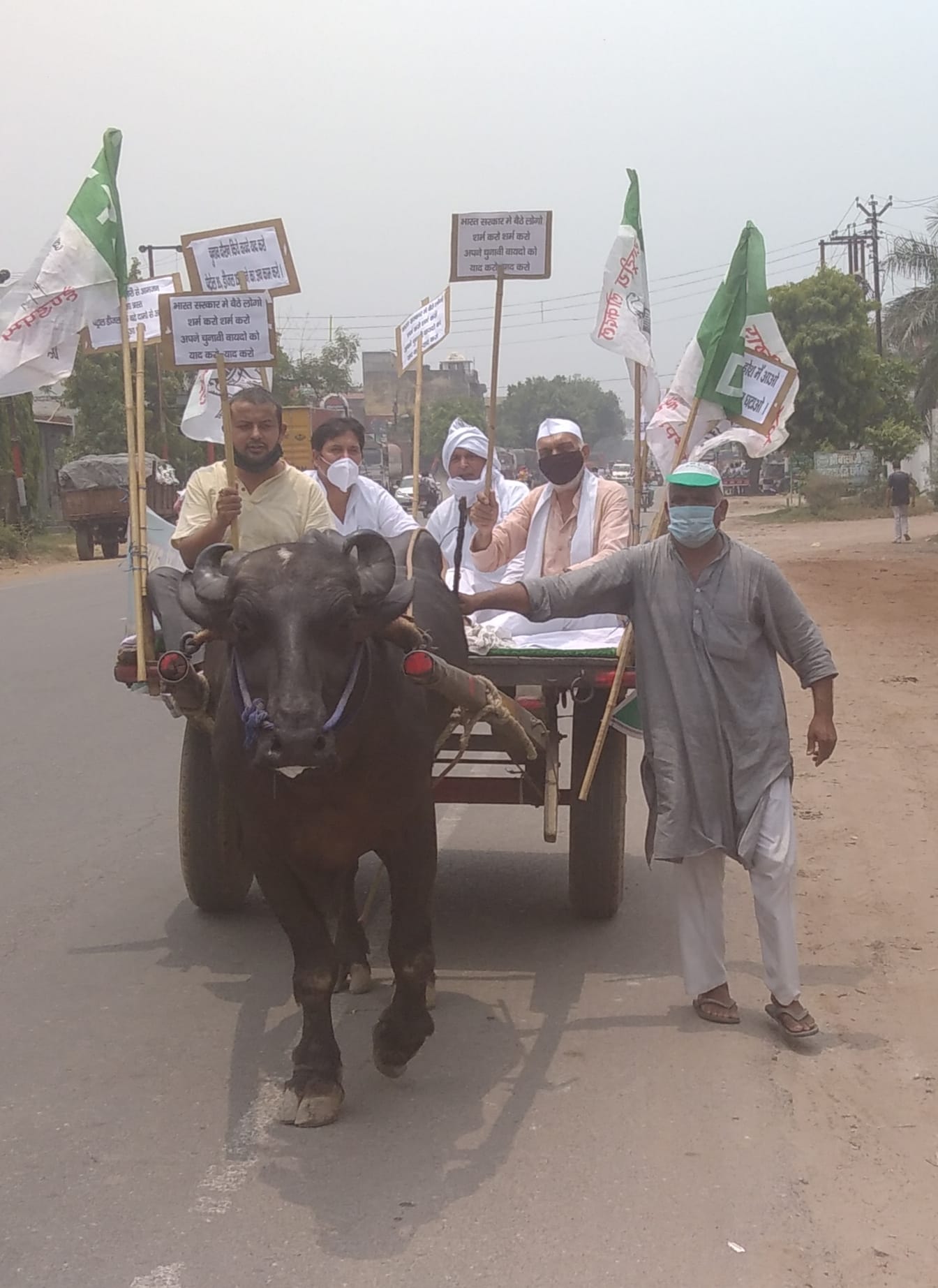 शामली भैंसा बुग्गी पर बैठकर कलेक्ट्रेट में ज्ञापन देने के लिए जाते रालोद कार्यकर्ता शामली भैंसा बुग्गी पर बैठकर कलेक्ट्रेट में ज्ञापन देने के लिए जाते रालोद कार्यकर्ता