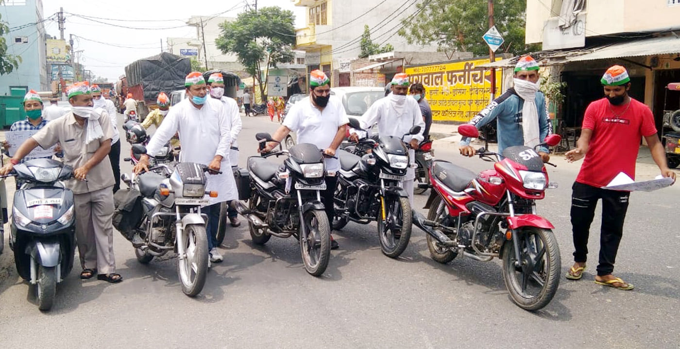 शामली में बाइक रैली निकालते कांग्रेस कार्यकर्ता