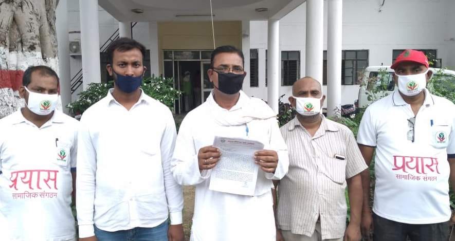 देवारा क्षेत्र में पुल निर्माण को लेकर प्रदर्शन करते लोग। देवारा क्षेत्र में पुल निर्माण को लेकर प्रदर्शन करते लोग।