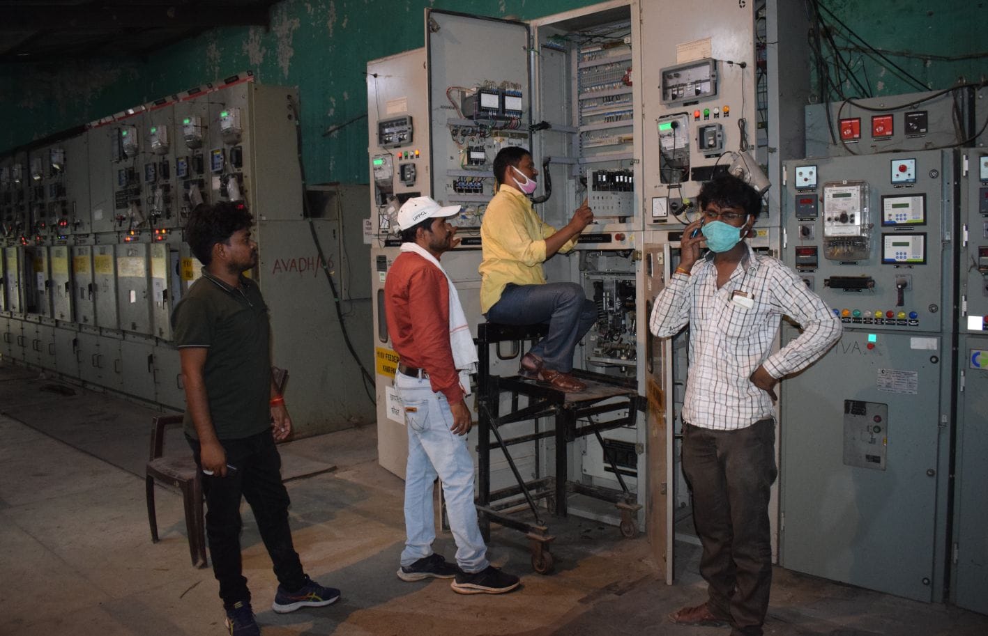 25एमएनपी-30-पॉवर हाउस में दूसरे फीडरों से लाइन जोड़कर आपूर्ति शुरू कराते कर्मचारी 25एमएनपी-30-पॉवर हाउस में दूसरे फीडरों से लाइन जोड़कर आपूर्ति शुरू कराते कर्मचारी