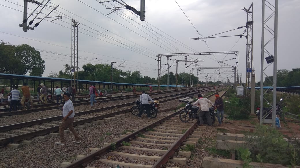 खजराहा में अंडरब्रिज में पानी भरने के बाद जान जोखिम में डालकर पटरी पार करते लोग। खजराहा में अंडरब्रिज में पानी भरने के बाद जान जोखिम में डालकर पटरी पार करते लोग।