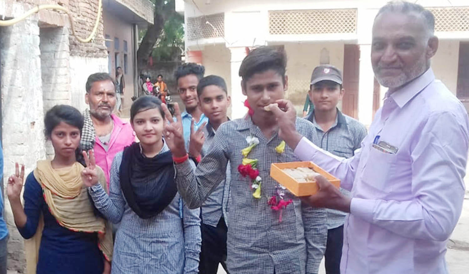 चिकासी में बृंदावन एकेडमी के छात्र छात्राओं को मिठाई खिलाते प्रधानाचार्य राजकुमार नायक। चिकासी में बृंदावन एकेडमी के छात्र छात्राओं को मिठाई खिलाते प्रधानाचार्य राजकुमार नायक।