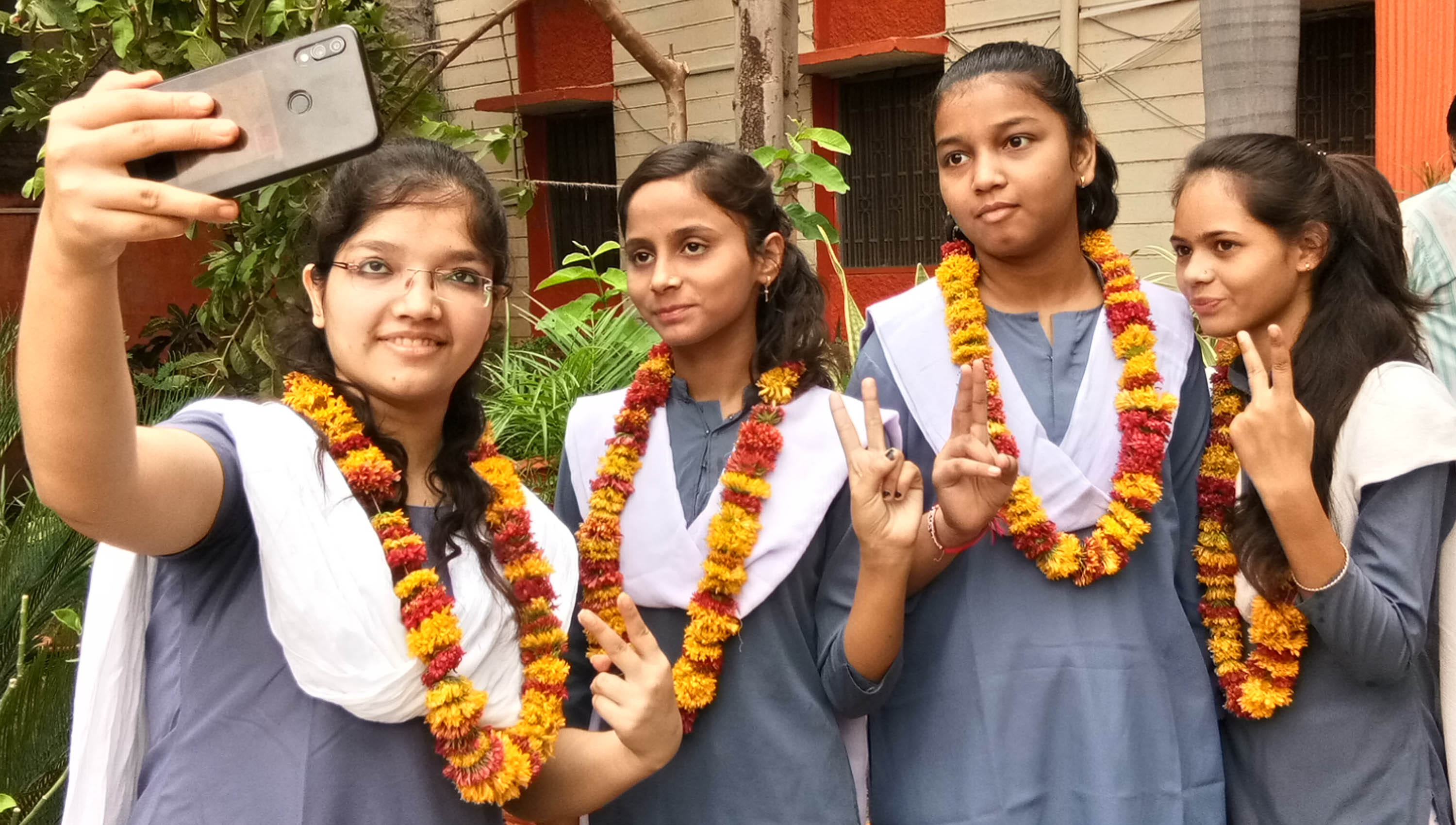 सरस्वती विद्या मंदिर इंटर कालेज में सेल्फी लेती छात्राएं।