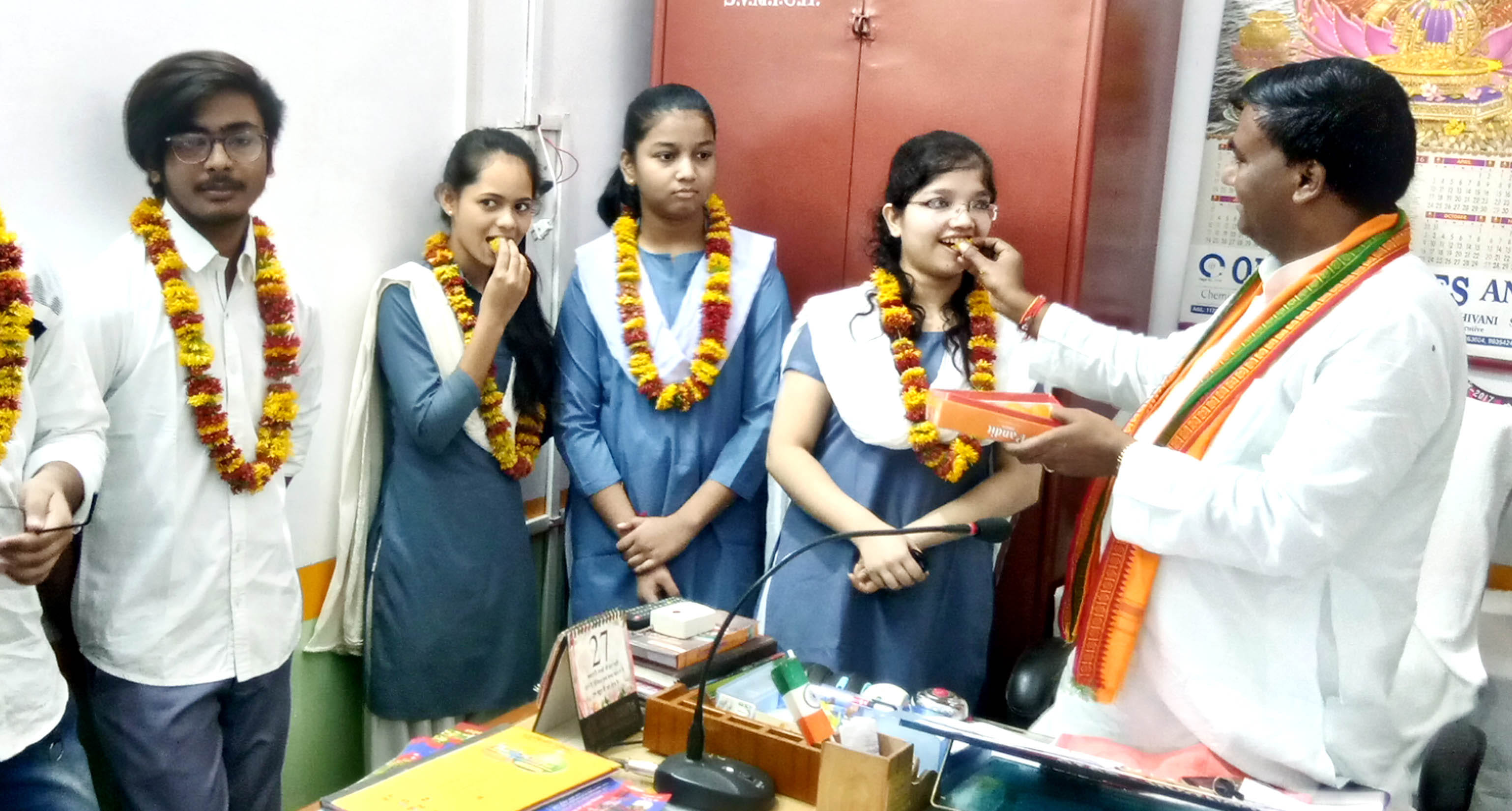 सरस्वती विद्या मंदिर इंटर कालेज में छात्र छात्राओं का मुंह मीठा कराते प्रधानाचार्य रमेश गुप्ता?