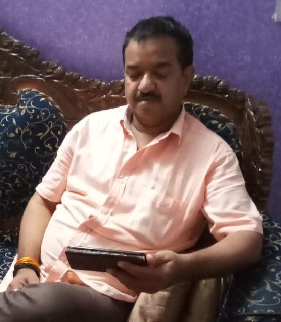 फोटो- 20- जनसंवाद वर्चुअल रैली में मोबाइल पर स्मृति ईरानी का संबोधन देखते और सुनते सांडी विधायक प्र फोटो- 20- जनसंवाद वर्चुअल रैली में मोबाइल पर स्मृति ईरानी का संबोधन देखते और सुनते सांडी विधायक प्र