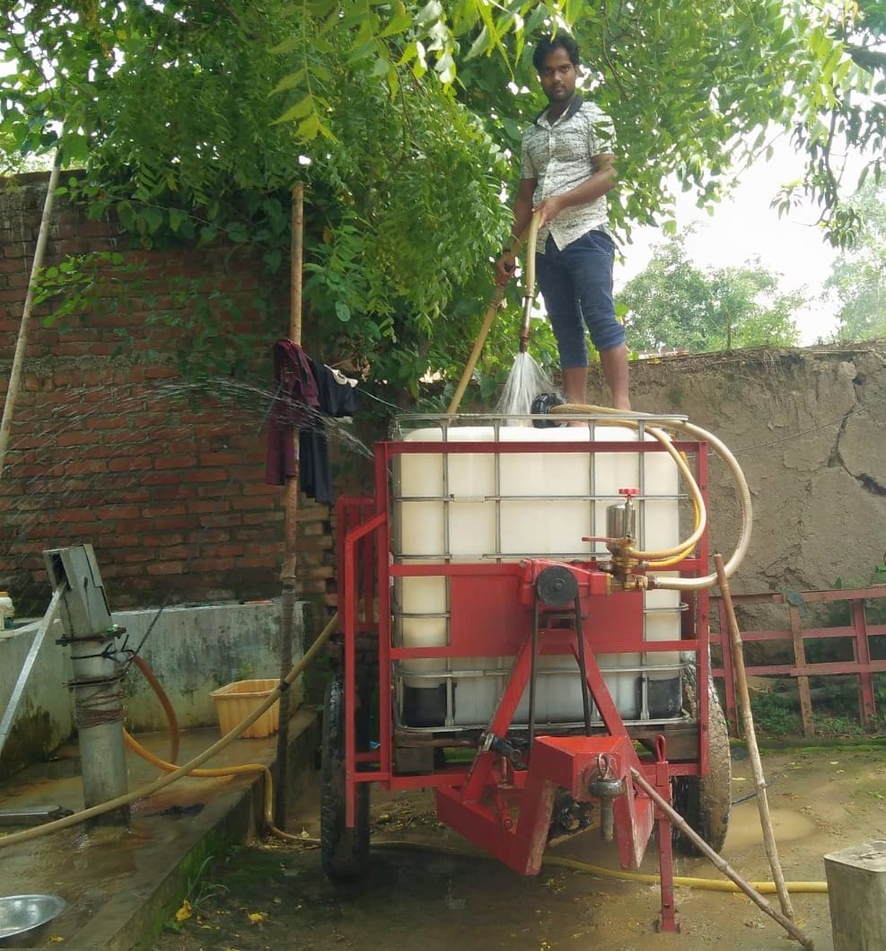 फोटो- 23- टिड्डी दलों से निपटने को टैंकर में पानी भरता कृषि विभाग का कर्मचारी। संवाद फोटो- 23- टिड्डी दलों से निपटने को टैंकर में पानी भरता कृषि विभाग का कर्मचारी। संवाद