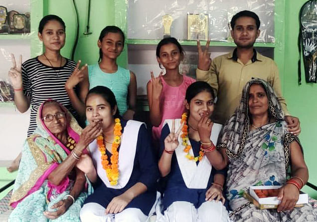 फोटो- 27- हाईस्कूल में टॉप करने के बाद खुशी मनाते आकांक्षा गर्ग के परिजन फोटो- 27- हाईस्कूल में टॉप करने के बाद खुशी मनाते आकांक्षा गर्ग के परिजन