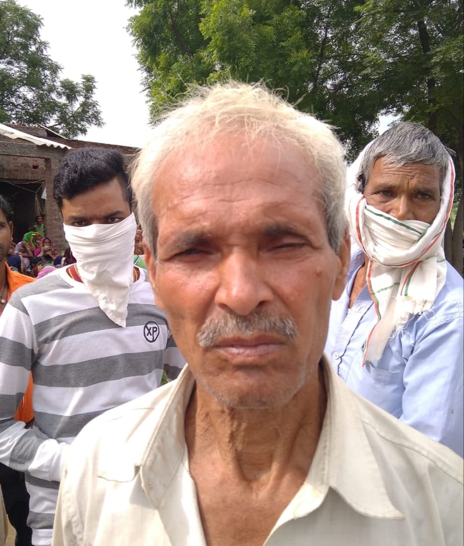 हादसे की जानकारी देता मृतक का पिता हादसे की जानकारी देता मृतक का पिता