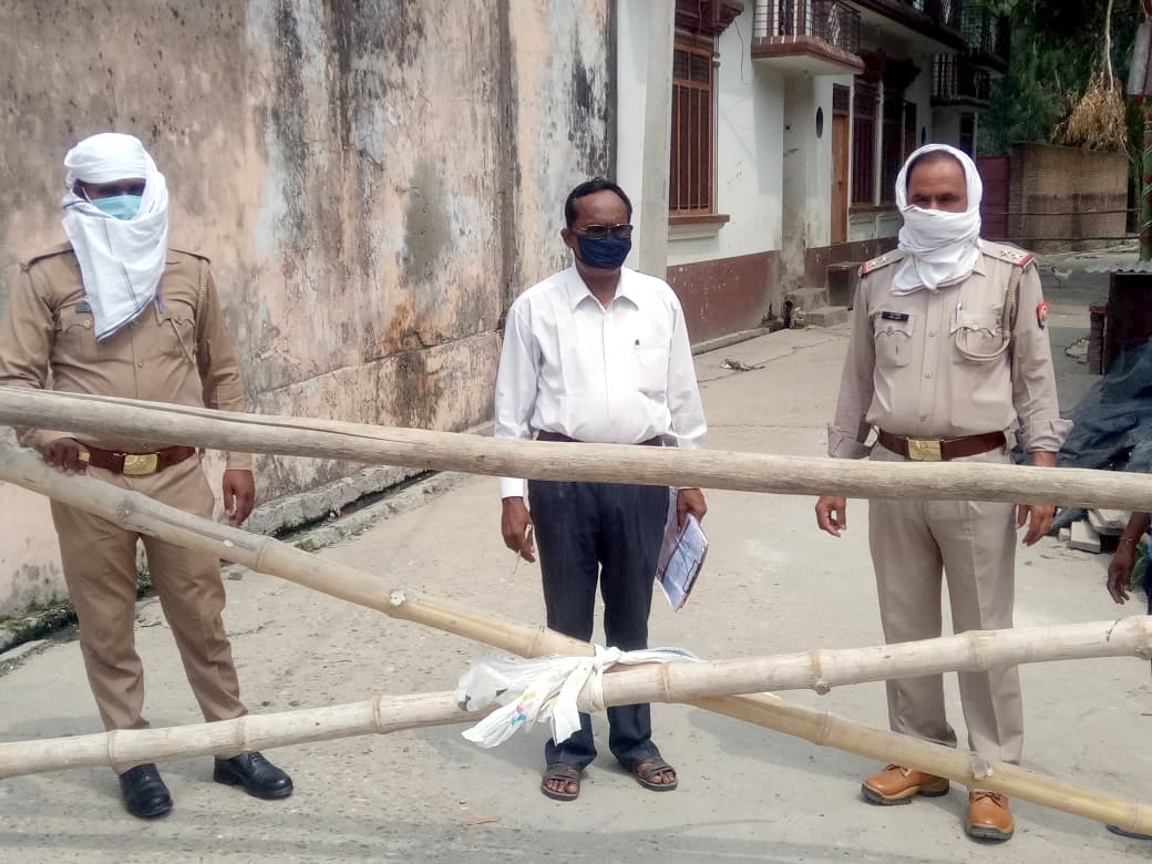 अफजलगढ़ में नगर के मोहल्ला गौहरअली खॉ में हॉटस्पॉट क्षेत्र में लगाई गयी बल्लियां। अफजलगढ़ में नगर के मोहल्ला गौहरअली खॉ में हॉटस्पॉट क्षेत्र में लगाई गयी बल्लियां।