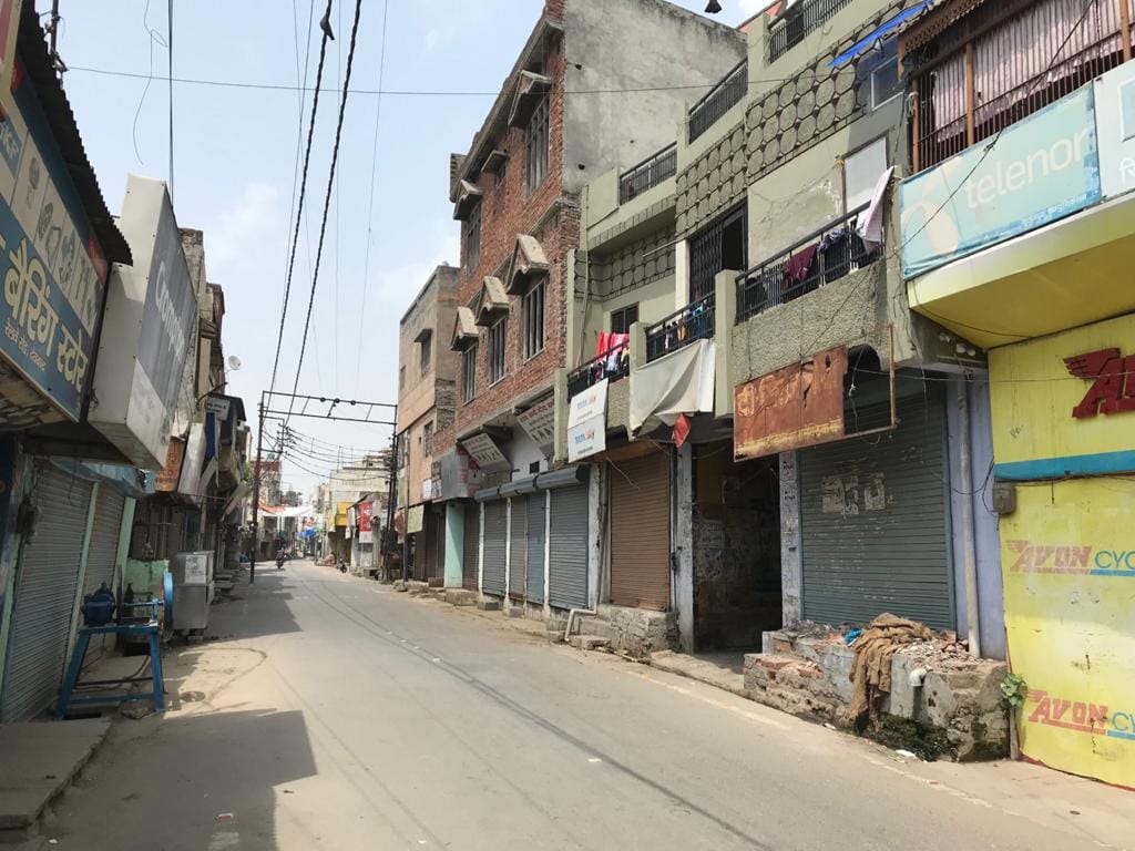 देवबंद में रविवार को संपूर्ण लॉकडाउन के चलते बंद पड़ा बाजार व सुनी सड़कें देवबंद में रविवार को संपूर्ण लॉकडाउन के चलते बंद पड़ा बाजार व सुनी सड़कें