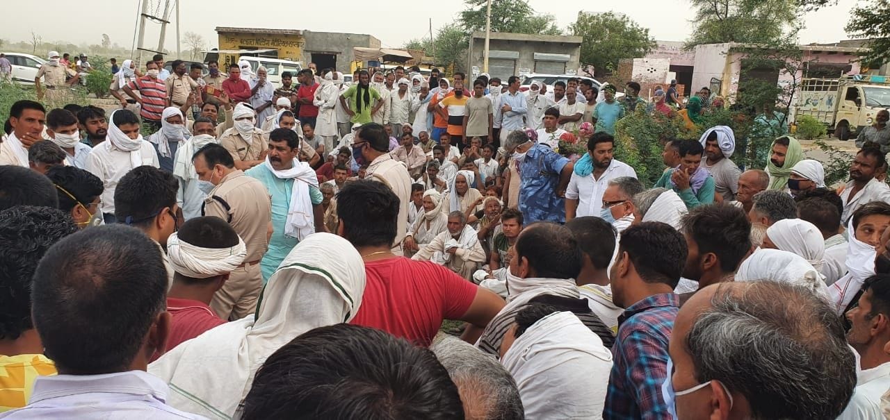 बिजली कर्मचारी कर्मवीर की मौत के बाद हाईवे पर जमा भीड़। बिजली कर्मचारी कर्मवीर की मौत के बाद हाईवे पर जमा भीड़।