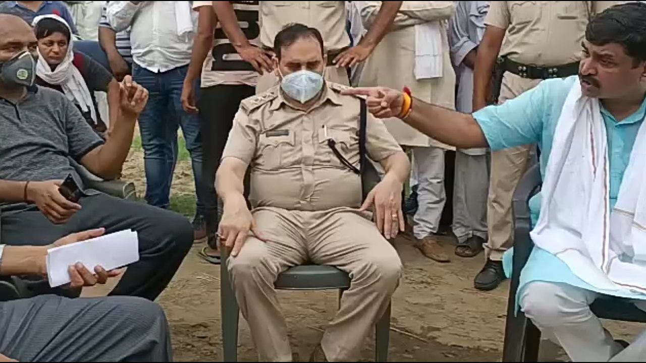 बिजली कर्मचारी कर्मवीर की करेंट लगने से मौत के बाद मुआवजे और अधिकारीयों को स्सपैंड करने की मांग क बिजली कर्मचारी कर्मवीर की करेंट लगने से मौत के बाद मुआवजे और अधिकारीयों को स्सपैंड करने की मांग क