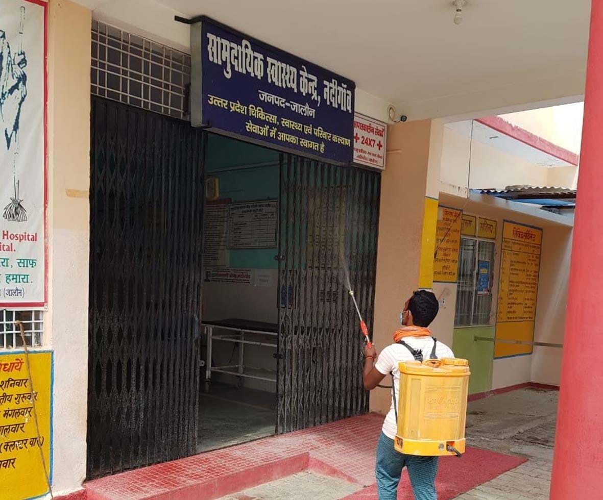 सीएचसी नदीगांव को सैनिटाइज करता नगर पंचायत कर्मी सीएचसी नदीगांव को सैनिटाइज करता नगर पंचायत कर्मी