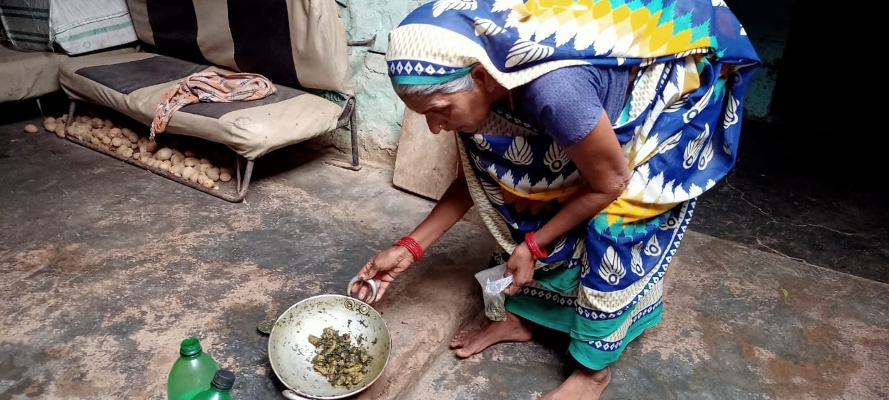 कढ़ाई में रखी गांजा की सब्जी कढ़ाई में रखी गांजा की सब्जी