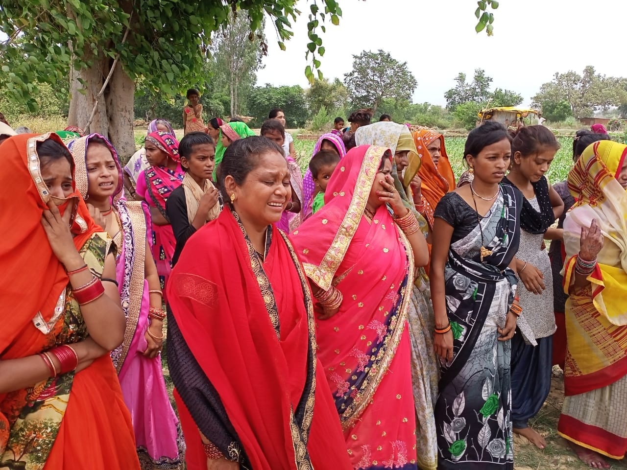 दुल्हन की मौत के बाद रोती महिलाएं दुल्हन की मौत के बाद रोती महिलाएं