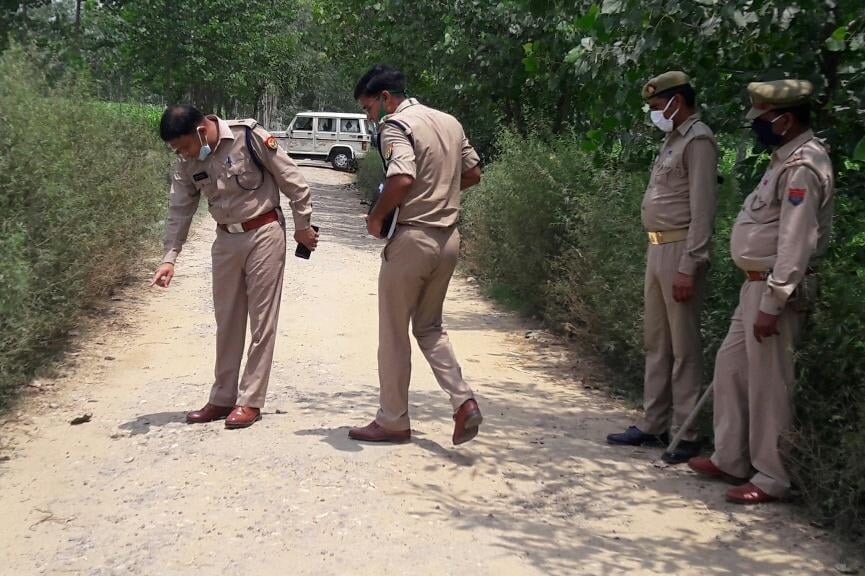 रामपुर मनिहारान में घटनास्थल पर जांच करते हुए एसपी सिटी रामपुर मनिहारान में घटनास्थल पर जांच करते हुए एसपी सिटी