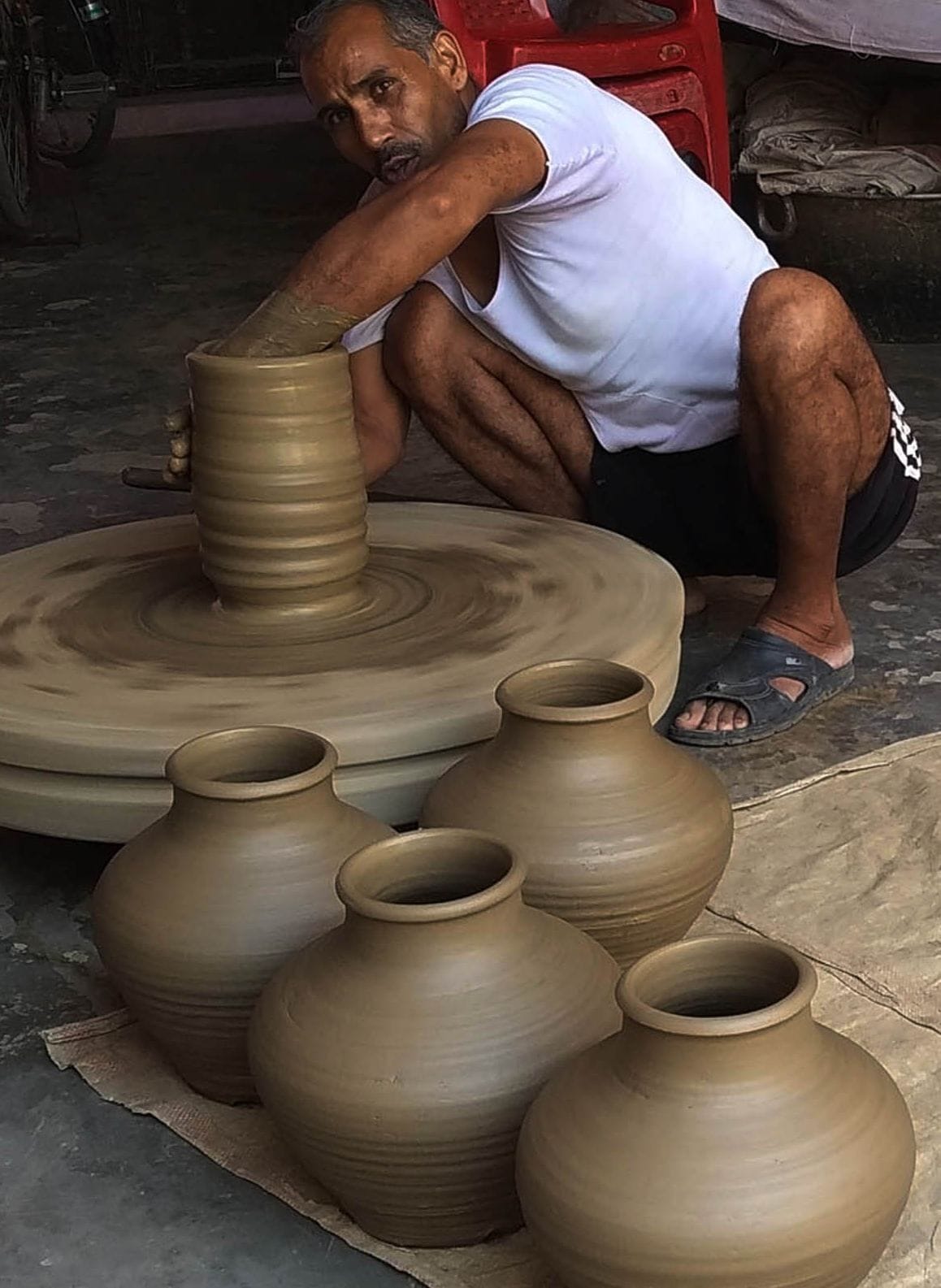 चरथावल के कानूनगोयान मोहल्ले में चाक पर बर्तन बनाता मांगेराम चरथावल के कानूनगोयान मोहल्ले में चाक पर बर्तन बनाता मांगेराम