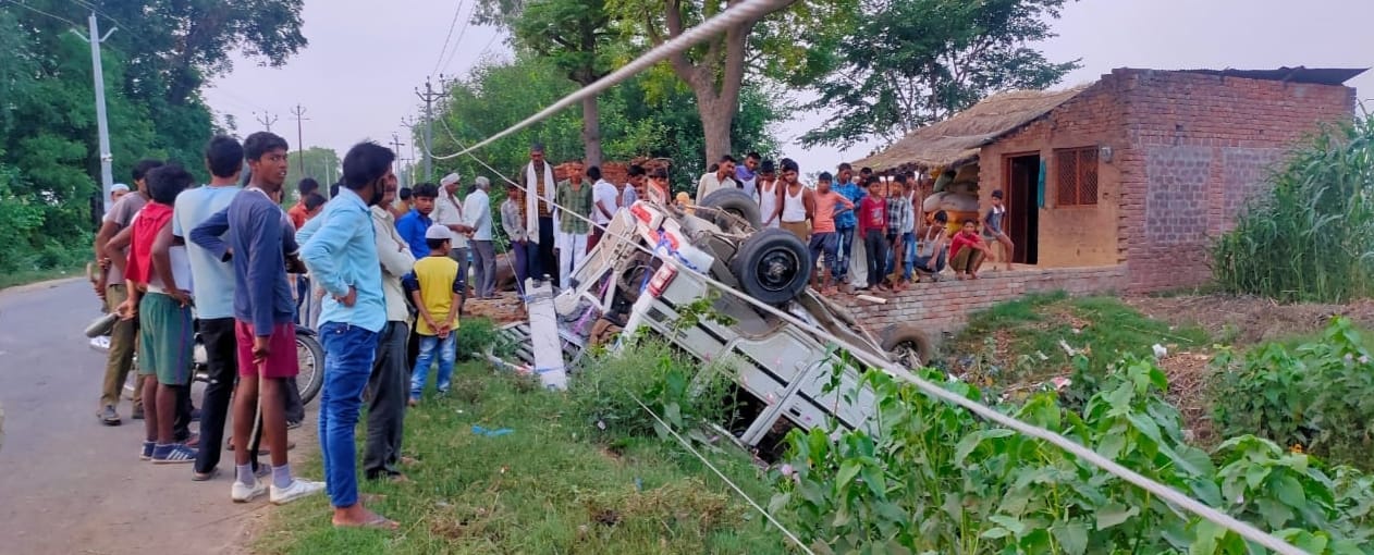 छतिग्रस्त कार देखते लोग छतिग्रस्त कार देखते लोग