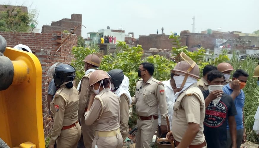 स्योहारा में तालाब पर की जमीन पर बने पक्के मकानों को ध्वस्त करने के दौरान तैनात पुलिस। स्योहारा में तालाब पर की जमीन पर बने पक्के मकानों को ध्वस्त करने के दौरान तैनात पुलिस।