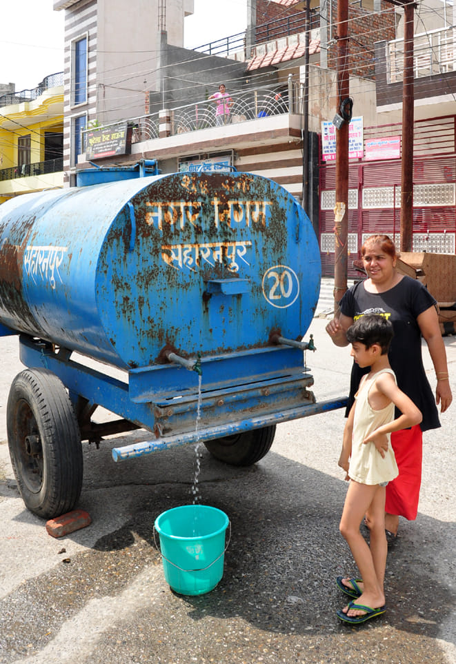 सहारनपुर के गोविन्द नगर में लाइट पानी ना होने टैंकर से पानी भरते क्षेत्रवासी सहारनपुर के गोविन्द नगर में लाइट पानी ना होने टैंकर से पानी भरते क्षेत्रवासी